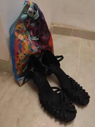 Zapatos de salsa negros con pedrería