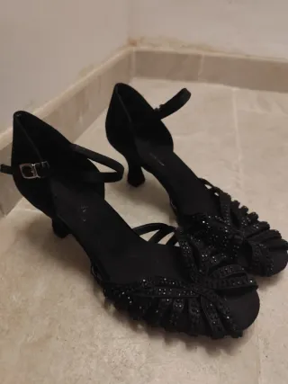 Zapatos de salsa negros con pedrería