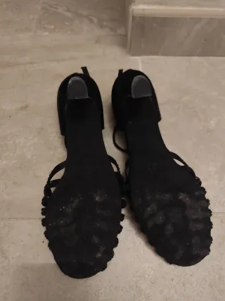 Zapatos de salsa negros con pedrería