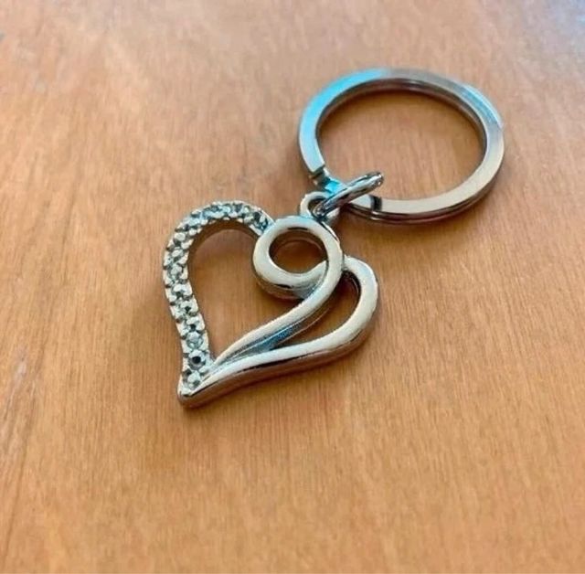 Portachiavi a forma di cuore con strass