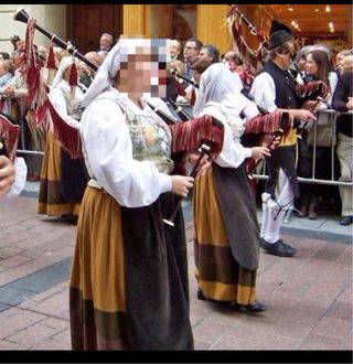 16 trajes  de Asturiana,gaitera,baile.Buen estado