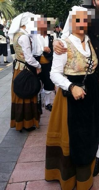16 trajes  de Asturiana,gaitera,baile.Buen estado