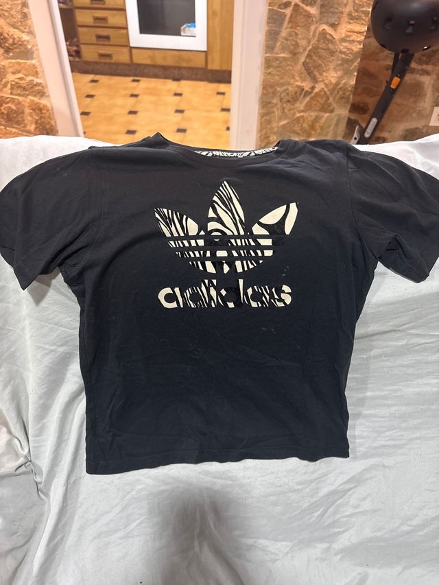 Camiseta Adidas Negra Estampada