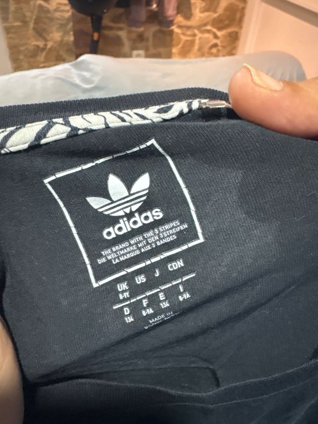 Camiseta Adidas Negra Estampada
