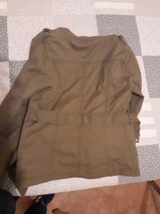 Chaqueta verde con cinturón