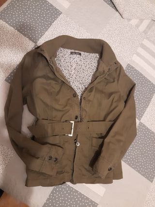 Chaqueta verde con cinturón