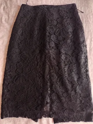 Falda de encaje negra midi