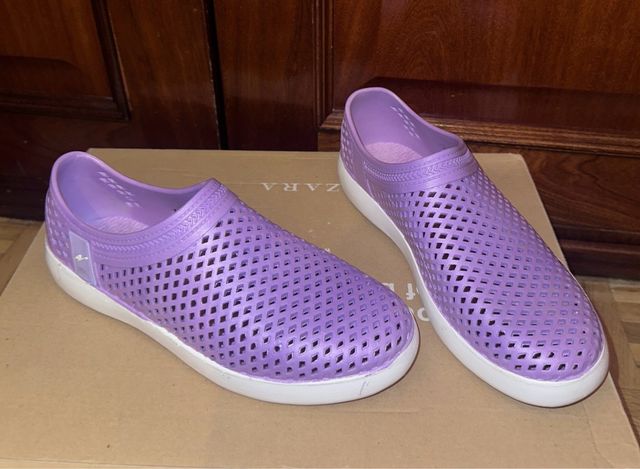 Escarpines morados y blancos