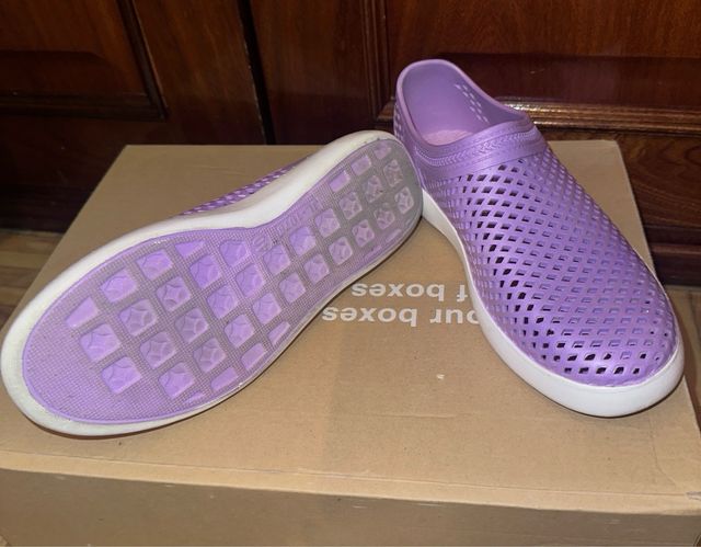 Escarpines morados y blancos