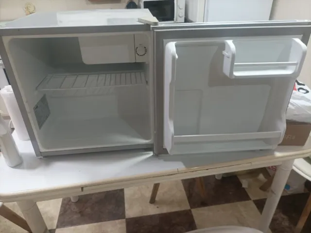 Mini frigorífico Saiv. plateado