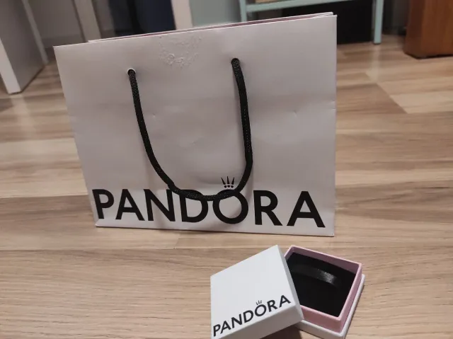 Bolsa y caja Pandora