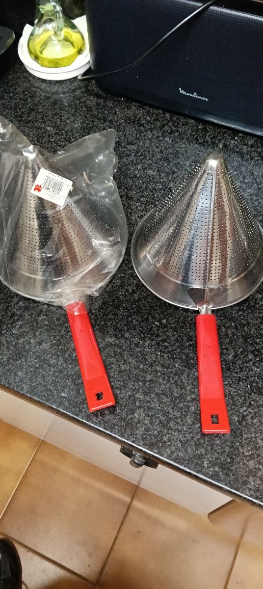 Colador Cónico Acero Inoxidable con Mango Rojo