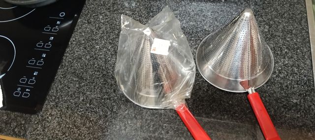 Colador Cónico Acero Inoxidable con Mango Rojo