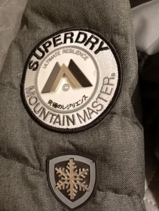 Anorak Superdry Gris y Plateado