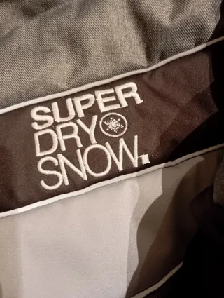 Anorak Superdry Gris y Plateado