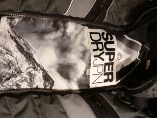 Anorak Superdry Gris y Plateado