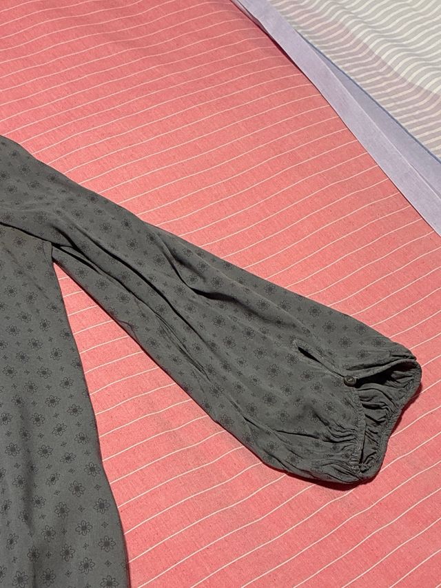 Vestido tipo blusón Bershka gris