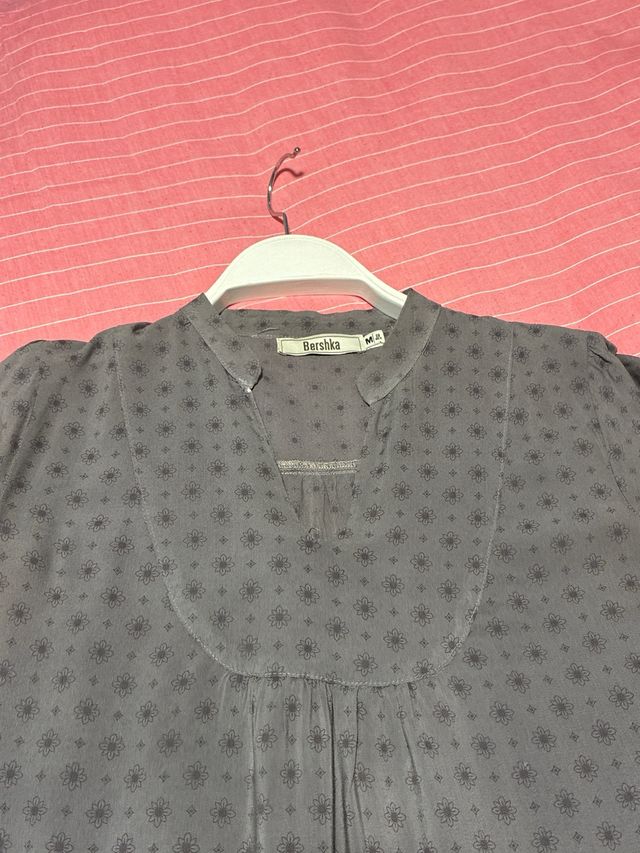 Vestido tipo blusón Bershka gris