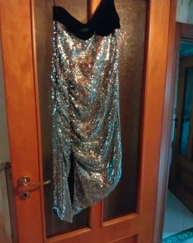 Vestito paillettes monospalla nero e argento