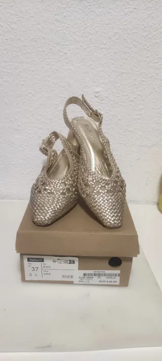 Zapatos de tacón Bellucci dorados talla 37