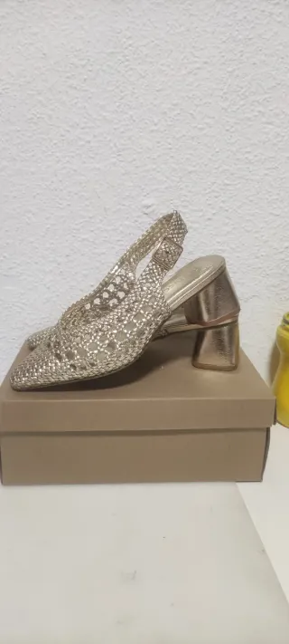 Zapatos de tacón Bellucci dorados talla 37