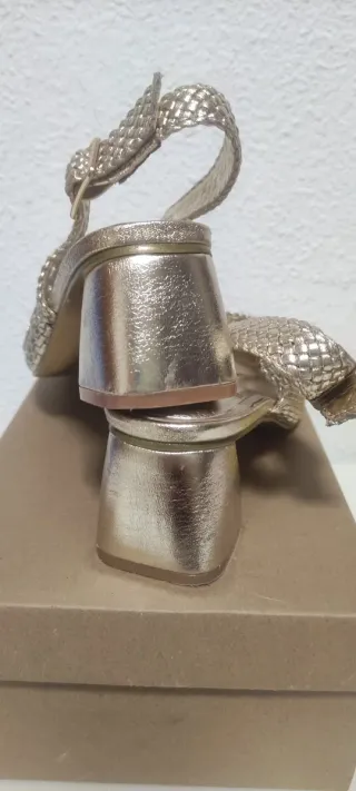 Zapatos de tacón Bellucci dorados talla 37