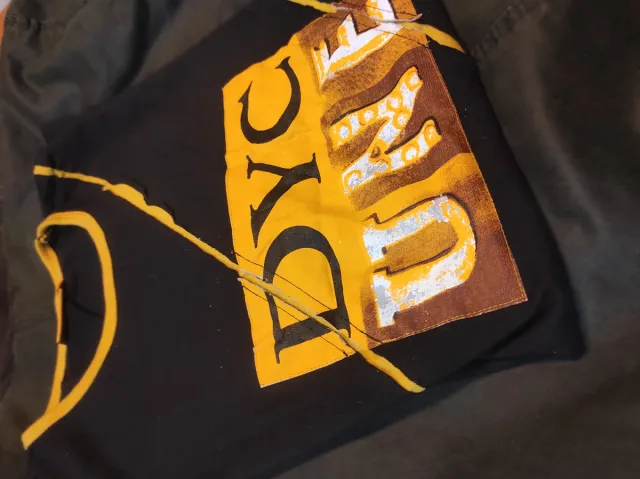 Camiseta DYC vintage negra y amarilla