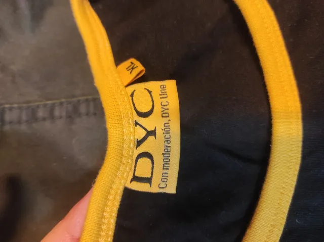 Camiseta DYC vintage negra y amarilla