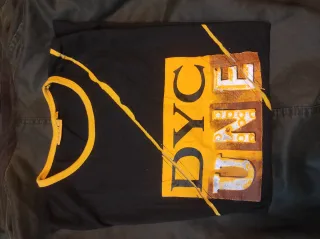 Camiseta DYC vintage negra y amarilla
