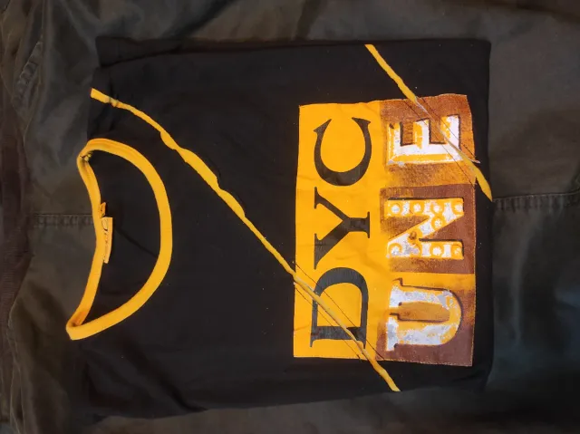 Camiseta DYC vintage negra y amarilla
