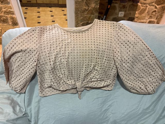 Top beige crop con nudo