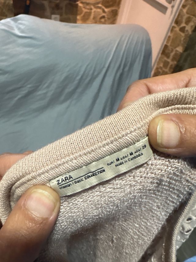 Top beige crop con nudo