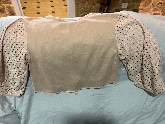 Top beige crop con nudo