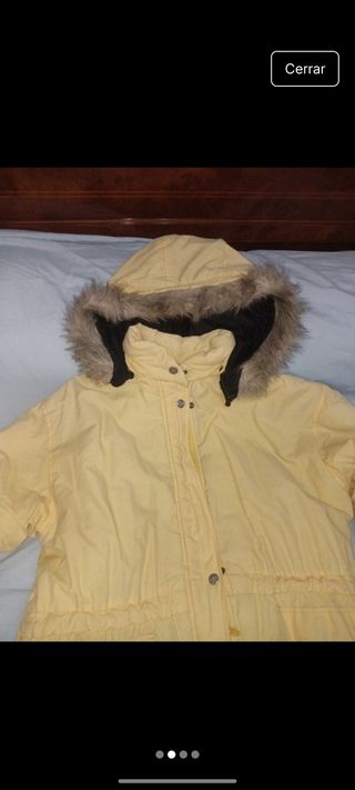 Parka amarilla con capucha y pelo