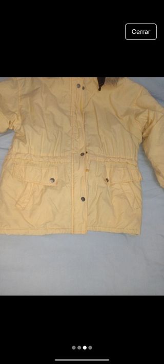 Parka amarilla con capucha y pelo
