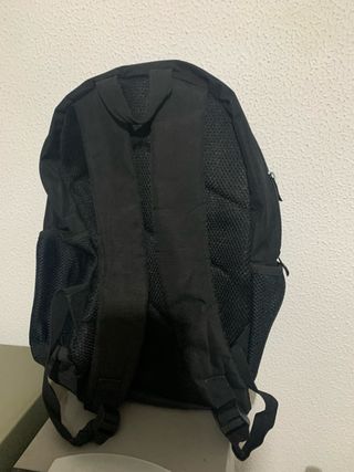 Mochila multicolor con diseño espacial, sin usar.