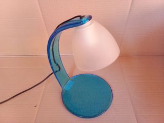 Lampada da tavolo anni ‘80/‘90 vetro bianco/blu