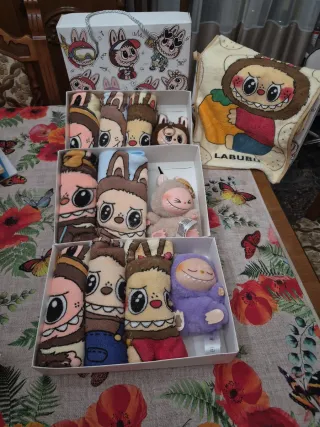 Labubu peluche e asciugamani