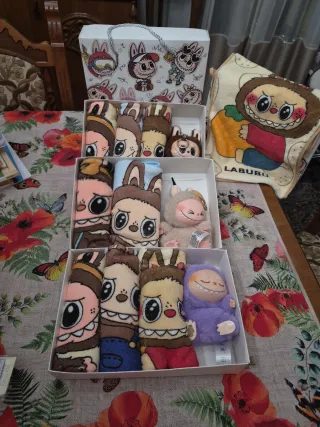 Labubu peluche e asciugamani