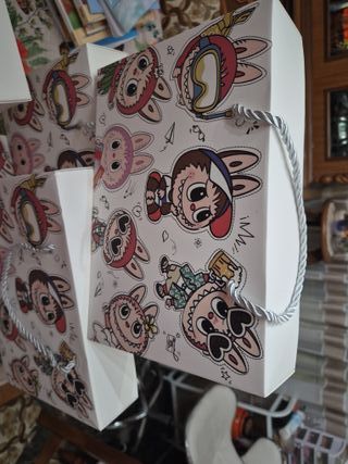 Labubu peluche e asciugamani