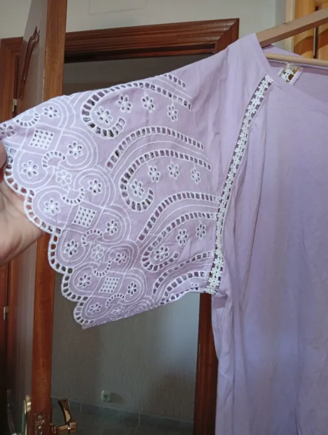 Blusa rosa con bordado blanco