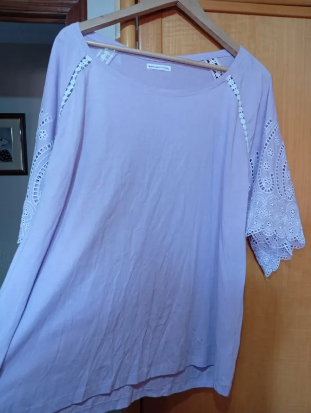 Blusa rosa con bordado blanco