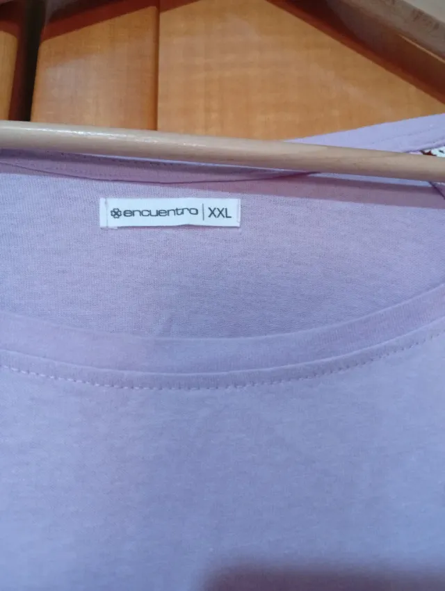 Blusa rosa con bordado blanco