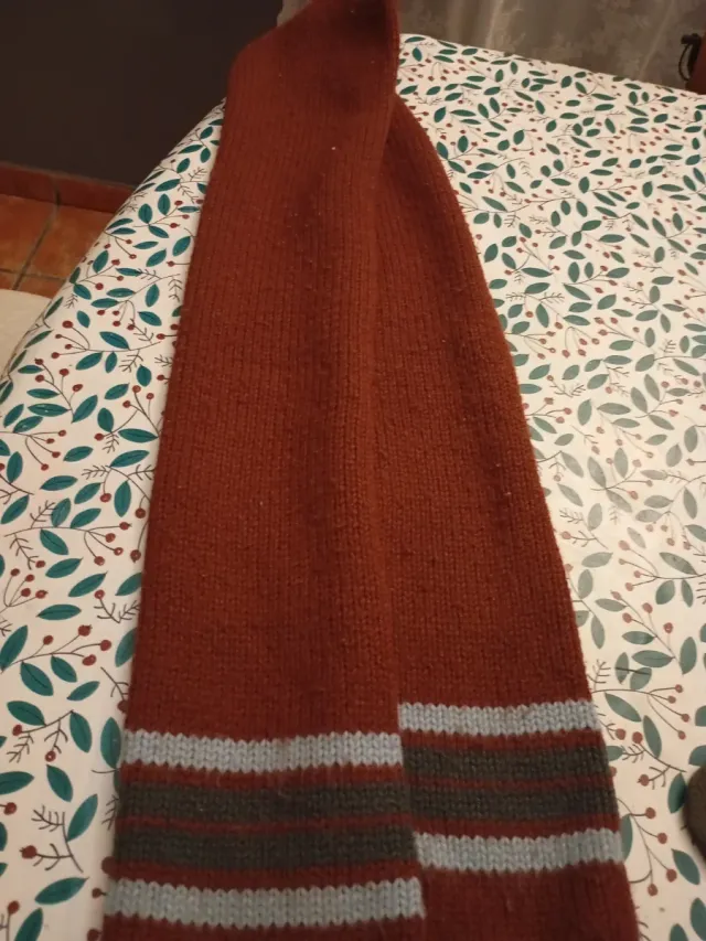 Sciarpa a maglia marrone e grigia