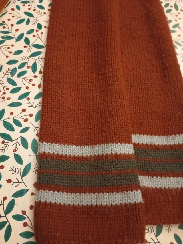 Sciarpa a maglia marrone e grigia