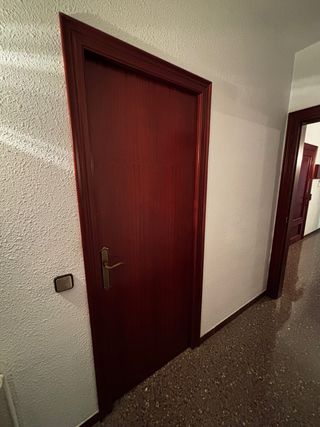 Conjunto de puertas de madera y vidrio
