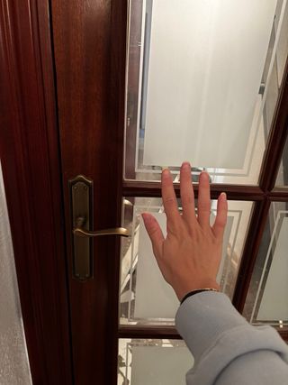 Conjunto de puertas de madera y vidrio