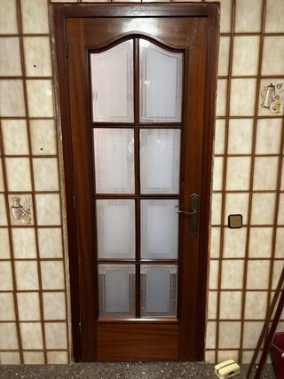 Conjunto de puertas de madera y vidrio