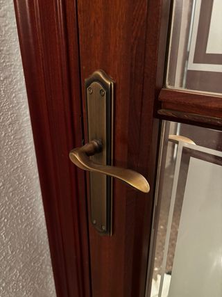 Conjunto de puertas de madera y vidrio