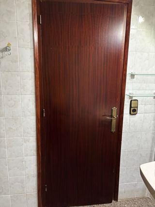 Conjunto de puertas de madera y vidrio